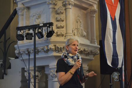 Dr. Regina Mertens kündigt Frank Schwitalla an