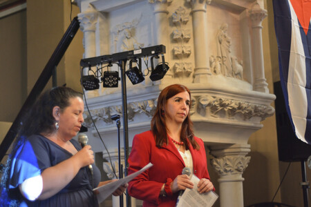 Mónica Rodríguez Sánchez (auf den Bildern in rot rechts) und ihre Übersetzerin Monika Blanco García (links in blau)