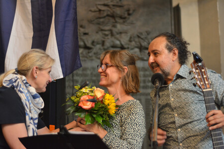 Regina Mertens gratuliert dem Duo MANZANAR zu einem tollen Auftritt