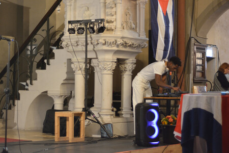 Yoan Padilla bereitet den Salsa Workshop vor