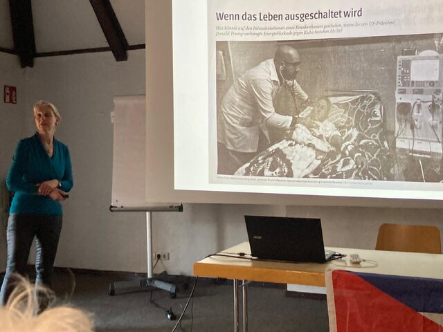 Dr. Regina Mertens beim Vortrag auf der Veranstaltung.