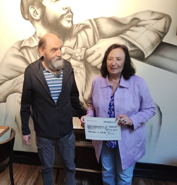 Barbara Habla, Mitglied der HCH e.V. und ehrenamtliche Ladenleitung, übergibt die Spende des Hagener 
                Weltladens an Walter Groß.