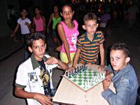Cubanische Kinder spielen Schach
