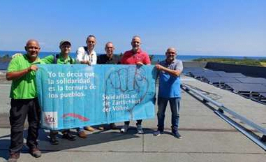 Solarenergie Gruppe Menschen hält Projektbanner in ihren Händen