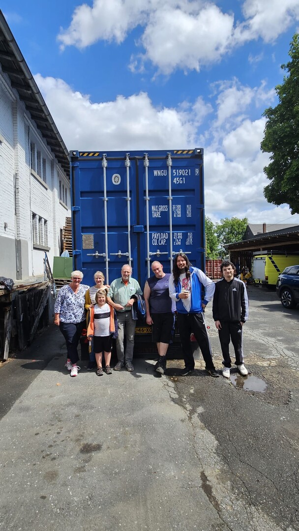 Das Team von der Containerlerladung