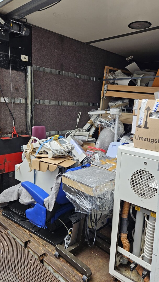 Die Container werden voll gepackt. Dieses mal wurde auch die Zahnarztpraxis nach Kuba verschickt.