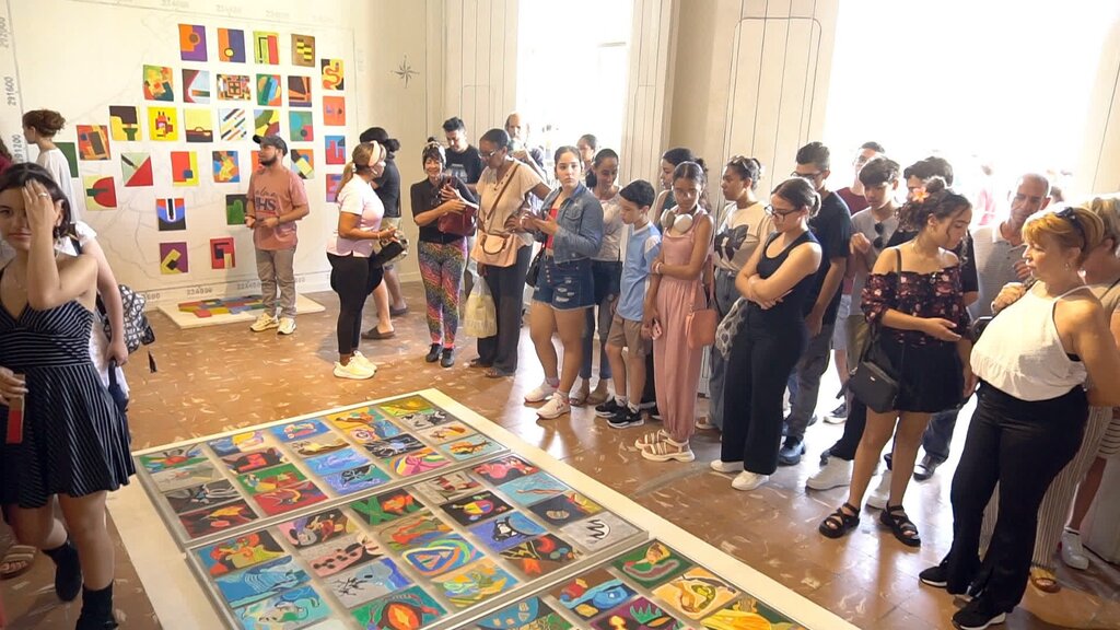 Eindruck von der Ausstellung „PROSPECTOS“ in Pinar del Rio zeigt Besucher und Werke