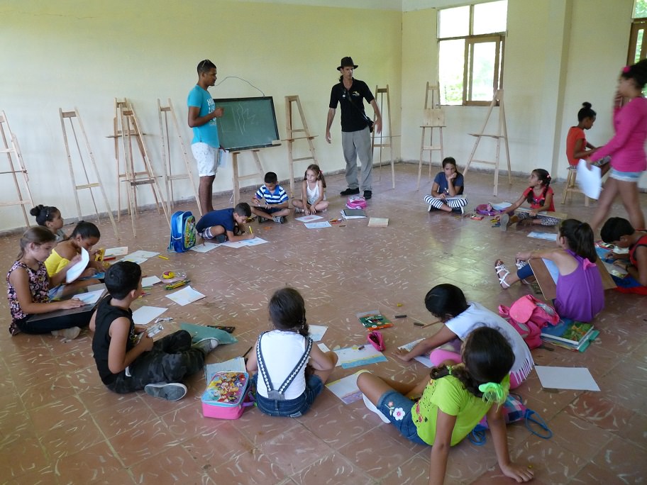 Auf dem Bild sind Kinder der Gruppe 2 mit ihrem Lehrer Raydel Hernández Iglesia und Juan Carlos Rodríguez Valdés.